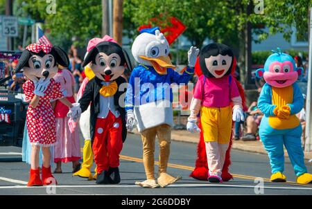 Upper Southampton, États-Unis. 05e juillet 2021. Les personnages de Disney se déferle devant de la foule lors de la parade du 4 juillet dans la partie supérieure de Southampton, le lundi 05 juillet 2021, à second Street Pike, dans la partie supérieure de Southampton, en Pennsylvanie. Des centaines de personnes ont assisté à la 4e célébration du canton après une absence l'an dernier en raison de la pandémie mondiale. Crédit : William Thomas Cain/Alay Live News Banque D'Images