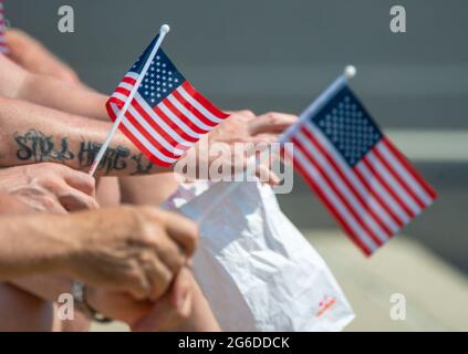 Upper Southampton, États-Unis. 05e juillet 2021. Les membres de la foule font des vagues de drapeaux américains lors de la parade du 4 juillet dans le quartier supérieur de Southampton le lundi 05 juillet 2021 à second Street Pike dans le quartier supérieur de Southampton, en Pennsylvanie. Des centaines de personnes ont assisté à la 4e célébration du canton après une absence l'an dernier en raison de la pandémie mondiale. Crédit : William Thomas Cain/Alay Live News Banque D'Images