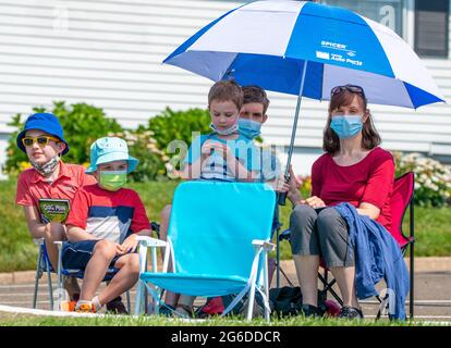 Upper Southampton, États-Unis. 05e juillet 2021. Une famille regarde tout en portant des masques lors de la parade du 4 juillet à Upper Southampton le lundi 05 juillet 2021 à second Street Pike à Upper Southampton, Pennsylvanie. Des centaines de personnes ont assisté à la 4e célébration du canton après une absence l'an dernier en raison de la pandémie mondiale. Crédit : William Thomas Cain/Alay Live News Banque D'Images