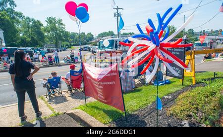 Upper Southampton, États-Unis. 05e juillet 2021. Des ballons ornent une entreprise lors de la parade du 4 juillet à Southampton, le lundi 05 juillet 2021, à second Street Pike, dans Southampton, en Pennsylvanie. Des centaines de personnes ont assisté à la 4e célébration du canton après une absence l'an dernier en raison de la pandémie mondiale. Crédit : William Thomas Cain/Alay Live News Banque D'Images