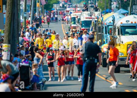 Upper Southampton, États-Unis. 05e juillet 2021. Défilé les participants marchent à proximité les uns des autres lors de la parade du 4 juillet à Southampton supérieur le lundi 05 juillet 2021 à second Street Pike à Upper Southampton, Pennsylvanie. Des centaines de personnes ont assisté à la 4e célébration du canton après une absence l'an dernier en raison de la pandémie mondiale. Crédit : William Thomas Cain/Alay Live News Banque D'Images