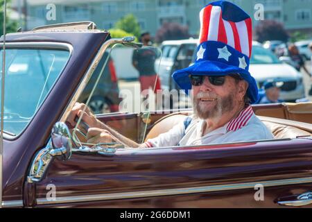 Upper Southampton, États-Unis. 05e juillet 2021. Jack Cipriano conduit un 1939 4 pour Plymouth convertible lors de la parade du 4 juillet à Southampton supérieur lundi 05 juillet 2021 à second Street Pike à Upper Southampton, Pennsylvanie. Des centaines de personnes ont assisté à la 4e célébration du canton après une absence l'an dernier en raison de la pandémie mondiale. Crédit : William Thomas Cain/Alay Live News Banque D'Images