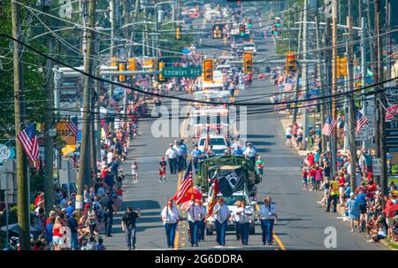 Upper Southampton, États-Unis. 05e juillet 2021. De grandes foules observent les participants qui défilent devant eux lors de la parade du 4 juillet dans la partie supérieure de Southampton, le lundi 05 juillet 2021, à second Street Pike, dans la partie supérieure de Southampton, en Pennsylvanie. Des centaines de personnes ont assisté à la 4e célébration du canton après une absence l'an dernier en raison de la pandémie mondiale. Crédit : William Thomas Cain/Alay Live News Banque D'Images