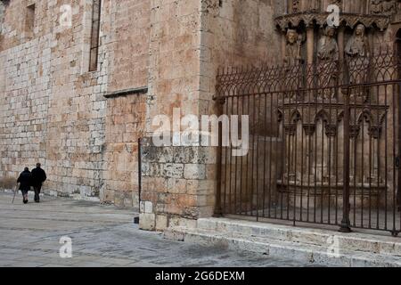 Un couple âgé marchant près de la cathédrale de Burgo de Osma, dans la province de Soria. Castilla y León, Espagne. Banque D'Images