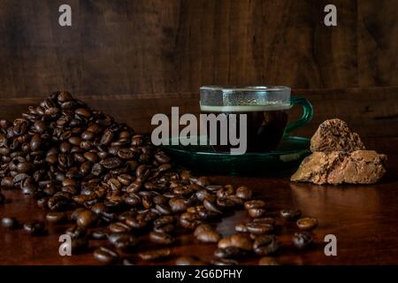 temps du café ; petite tasse d'espresso avec grains de café et biscotti Banque D'Images
