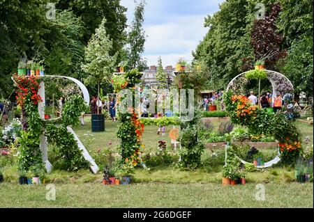 East Molesey, Surrey, Royaume-Uni. 05th juillet 2021. Affiche florale RHS dans la zone d'allotissement RHS conçue par Hazel Gardener. Cette année, les lettres auront un thème comestible après que beaucoup de gens ont pris à la culture de leurs propres fruits et légumes et seront habillés avec des herbes de fin, des fraises alpines et des fleurs comestibles. Aperçu de la presse, RHS Hampton court Palace Garden Festival, Hampton court, Surrey crédit: michael melia/Alay Live News Banque D'Images