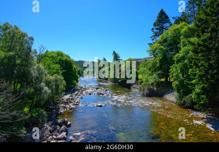 Rivière Dee au château de Balmoral, Crathie, Royal Deeside, Aberdeenshire, Écosse, ROYAUME-UNI Banque D'Images