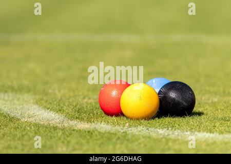 un jeu de boules de croquet colorées sur la pelouse verte avant le match Banque D'Images