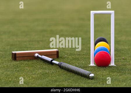 maillet de croquet, cricket et balles colorées sur une pelouse verte Banque D'Images