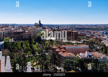 Vue aérienne du parc Vistillas et du centre de Madrid depuis la cathédrale d'Almudena. Paysage urbain de Madrid Banque D'Images