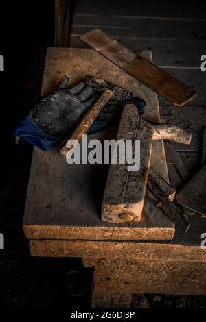 Détail des anciens outils utilisés dans la poterie en céramique et la fabrication artisanale Banque D'Images