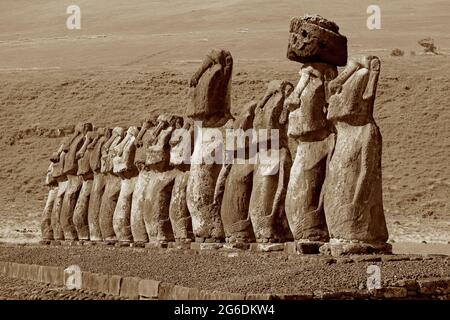 Image sépia des statues de Moai emblématiques de la plate-forme de cérémonie AHU Tongariki sur l'île de Pâques, au Chili, en Amérique du Sud Banque D'Images