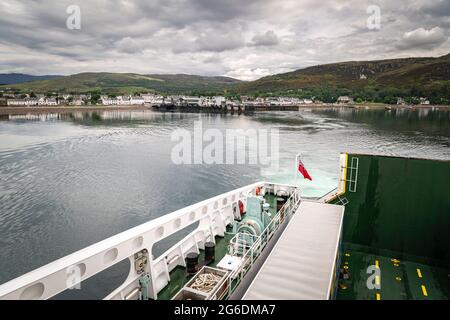 Une image HDR de 3 photos du ferry calédonien MacBrayne 'Loch Seaforth' quittant Ullapool en direction de Stornoway, île de Lewis, Écosse. 19 juin 2021 Banque D'Images