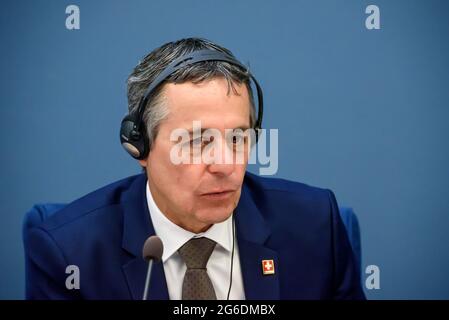 RIGA, LETTONIE. 5 juillet 2021. Ignazio Cassis (sur photo) Vice-Président du Conseil fédéral, Chef du Département fédéral des affaires étrangères de la Confédération suisse et Edgars Rinkevics, Ministre letton des affaires étrangères, lors de la conférence de presse. Credit: Gints Ivuskans/Alamy Live News Banque D'Images