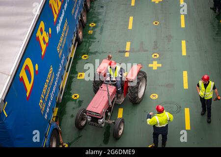 Une image HDR de 3 prises d'un tracteur rouge chargé sur le pont arrière du MacBrayne, « Loch Seaforth » calédonien, en direction de Stornoway. 19 juin 2021 Banque D'Images