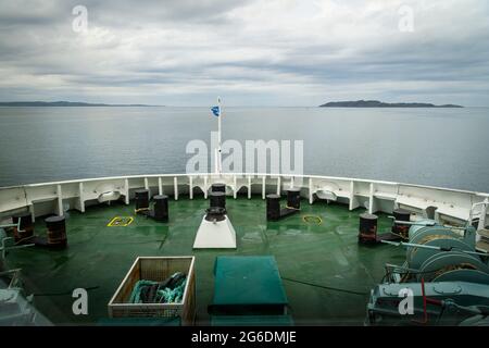 Une image HDR de 3 prises de vue du col de l'avant du ferry calédonien MacBrayne 'Loch Seaforth' quittant Loch Broom pour Stornoway, Écosse.19 juin 2021 Banque D'Images