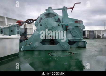 Une image HDR de 3 prises de vue du port Anchor Windlass du ferry calédonien MacBrayne 'Loch Seaforth' traversant le Minch, en Écosse. 19 juin 2021 Banque D'Images