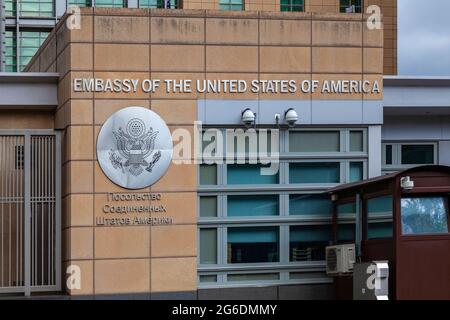 Le bâtiment de l'ambassade des États-Unis à Moscou. Sur le mur du bâtiment il y a une inscription en russe, traduite en anglais, signifiant l'ambassade Banque D'Images