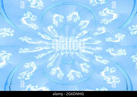 Arrière-plan élégant bleu doux. Les scrollwork blancs et les tourbillons fantaisie décorent de grands cercles bleus mis en miroir en double image. Banque D'Images