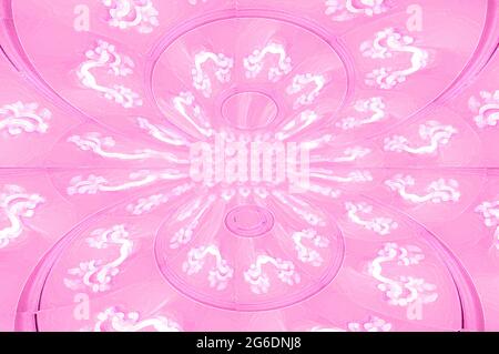 Arrière-plan élégant rose tendre. Le scrollwork blanc et les tourbillons fantaisie décorent de grands cercles roses miroirs en double image. Banque D'Images
