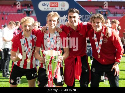 Londres, Royaume-Uni. 29 mai 2021. De gauche à droite : Brentford Mads Bidstrup ; Brentford Mads Roerslev Rasmussen ; Brentford Julian Jeanvier et Brentford Mads Bech Sorensen après le match final du championnat Sky Bet entre Brentford et Swansea City au stade Wembley, Londres, Angleterre, le 29 mai 2021. Photo par Andrew Aleksiejczuk/Prime Media Images. Crédit : Prime Media Images/Alamy Live News Banque D'Images