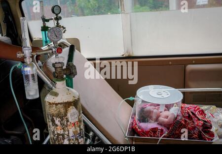 Chittagong, Bangladesh. 05e juillet 2021. Un nouveau-né est admis à l'hôpital Chittagong Medical College pendant la pandémie du coronavirus. Aujourd'hui, 164 personnes sont mortes dans tout le pays à cause du coronavirus. Il s'agit du plus grand nombre de décès par covid-19 en une seule journée au pays depuis le début de la pandémie l'an dernier. (Photo de Rajib Dey Joy/SOPA Images/Sipa USA) Credit: SIPA USA/Alay Live News Banque D'Images