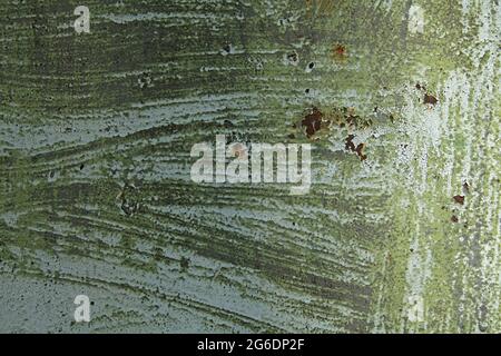 Texture et arrière-plan de paroi métallique irréguliers greened. Ancienne surface verte et rouillée avec des couches de peinture ancienne. Motif abstrait de la surface peinte Banque D'Images
