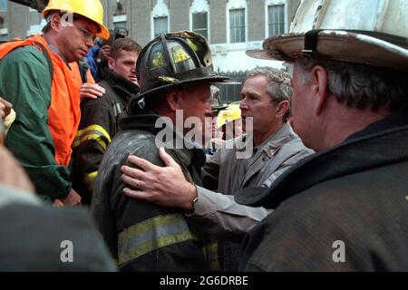 Le Président George Bush embrasse un pompier sur le site du World Trade Center le Vendredi, Septembre 14, 2001, lors de sa visite à New York. Photo par Paul Morse, gracieuseté de la George Bush Presidential Library Banque D'Images