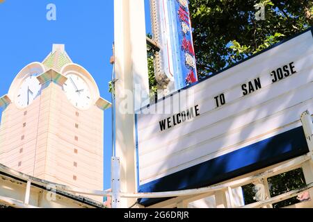 Bienvenue à San Jose en lettres d'imprimerie sur le bâtiment vacant Camera 12 Cinema dans le centre-ville de San Jose, Californie avec l'horloge du centre commercial Pavilion. Banque D'Images