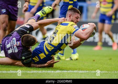 Warrington, Angleterre - 5 juillet 2021 - Danny Walker (16) de Warrington Wolves marque un essai pendant la Ligue de rugby Betfred Super League Warrington Wolves vs Leeds Rhinos au Halliwell Jones Stadium, Warrington, Royaume-Uni Dean Williams/Alay Live Banque D'Images