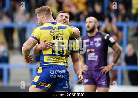 Warrington, Angleterre - 5 juillet 2021 - Danny Walker (16) de Warrington Wolves fête son essai avec Matt Davies lors de la ligue de rugby Betfred Super League Warrington Wolves vs Leeds Rhinos au Halliwell Jones Stadium, Warrington, Royaume-Uni Dean Williams/Alay Live Banque D'Images