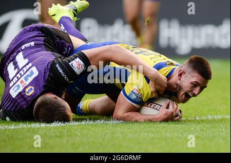 Warrington, Angleterre - 5 juillet 2021 - Danny Walker (16) de Warrington Wolves marque un essai pendant la Ligue de rugby Betfred Super League Warrington Wolves vs Leeds Rhinos au Halliwell Jones Stadium, Warrington, Royaume-Uni Dean Williams/Alay Live Banque D'Images