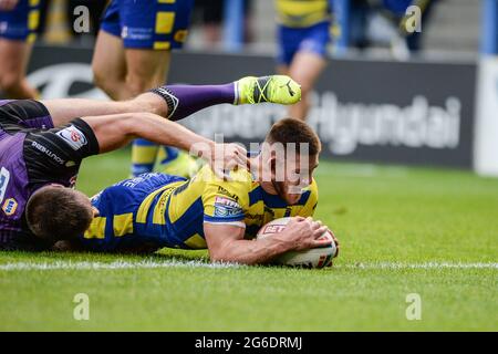 Warrington, Angleterre - 5 juillet 2021 - Danny Walker (16) de Warrington Wolves marque un essai pendant la Ligue de rugby Betfred Super League Warrington Wolves vs Leeds Rhinos au Halliwell Jones Stadium, Warrington, Royaume-Uni Dean Williams/Alay Live Banque D'Images