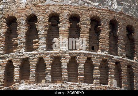 Espagne, Castille-la Manche, province de Ciudad Real, Arenas de San Juan. Église notre-Dame des Sorrows (Iglesia de Nuestra Señora de las Angustias). Construit par les chevaliers de l'ordre de Santiago à la fin du XIIe siècle et au début du XIIIe siècle dans le style roman-mudéjar. Détail architectural de l'abside, avec une double rangée d'arches aveugles. Banque D'Images