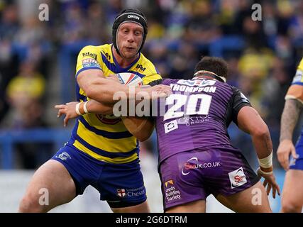 Chris Hill (au centre) de Warrington Wolves, affronté par le Bodene Thompson de Leeds Rhinos lors du match de la Super League de Betfred au stade Halliwell Jones, à Warrington. Date de la photo : lundi 5 juillet 2021. Banque D'Images