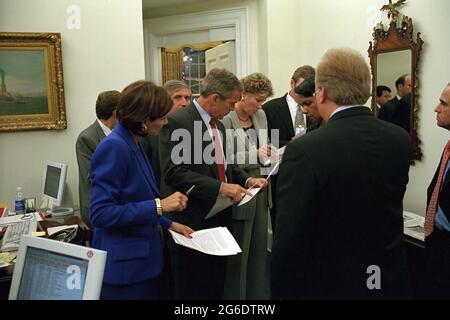 Le président George W. Bush examine un mémoire avec le personnel de la Maison-Blanche le mardi 11 septembre 2001, à l'extérieur du Bureau ovale. Photo de Tina Hager, gracieuseté de la bibliothèque présidentielle George W. Bush Banque D'Images