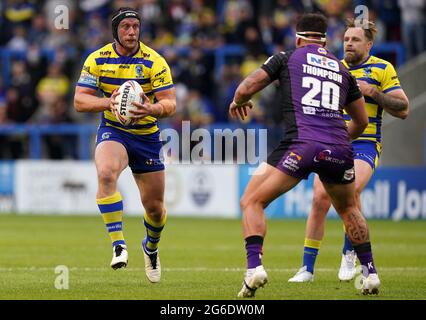 Chris Hill (à gauche) de Warrington Wolves se retrouve face à Bodene Thompson de Leeds Rhinos lors du match de la Super League de Betfred au stade Halliwell Jones, à Warrington. Date de la photo : lundi 5 juillet 2021. Banque D'Images