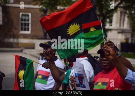 Londres, Royaume-Uni. 5 juillet 2021. Les manifestants branle des drapeaux Biafra. Des manifestants se sont rassemblés tous les jours devant Downing Street, demandant la libération de Nnamdi Kanu, le dirigeant du peuple indigène de Biafra, et en soutien à Biafra, l'ancien État qui fait partie du Nigeria. (Crédit : Vuk Valcic / Alamy Live News) Banque D'Images