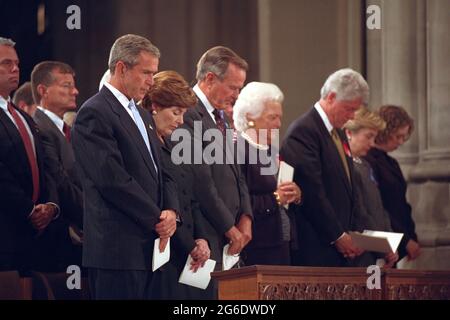 Président George W. Bush, Mme Laura Bush, ancien président George H. W. Bush, Mme Barbara Bush, ancien président Bill Clinton, sénateur Hillary Rodham Clinton, Et Chelsea Clinton, courber la tête le vendredi 14 septembre 2001, lors de la Journée nationale de prière et de souvenir à la Cathédrale nationale de Washington, D.C. photo par Eric Draper, gracieuseté de la Bibliothèque présidentielle George W. Bush Banque D'Images