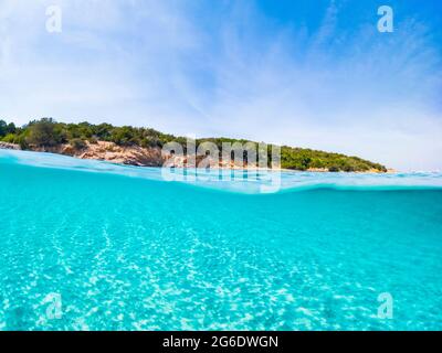 (Mise au point sélective) vue imprenable sur la mer à moitié sous-marine et le ciel à moitié bleu. Archipel de la Maddalena, Sardaigne, Italie. Concept, divisé, cinquante, natu Banque D'Images