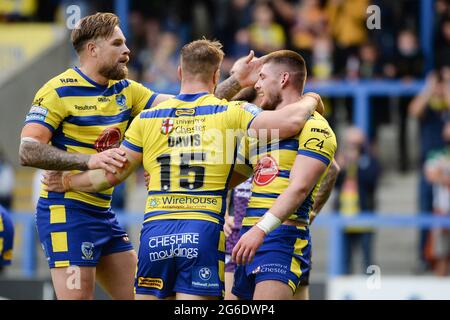 Warrington, Angleterre - 5 juillet 2021 - Danny Walker (16) de Warrington Wolves fête son essai avec Matt Davies lors de la ligue de rugby Betfred Super League Warrington Wolves vs Leeds Rhinos au Halliwell Jones Stadium, Warrington, Royaume-Uni Dean Williams/Alay Live Banque D'Images