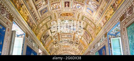 ROME, ETAT DU VATICAN - VERS AOÛT 2020 : vue en perspective dans la Galerie des cartes, Musée du Vatican. Banque D'Images