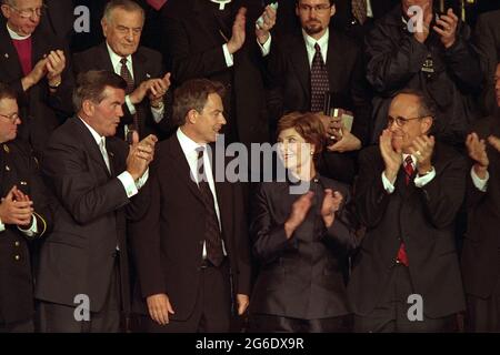 Le Premier ministre britannique Tony Blair reçoit des applaudissements le jeudi 20 septembre 2001, alors qu'il se tient avec Mme Laura Bush lors d'un discours national télévisé à la session conjointe du Congrès. Le gouverneur de Pennsylvanie, Tom Ridge, à gauche, et le maire de New York, Rudolph Giuliani, sont également représentés sur la photo. Photo de Paul Morse, gracieuseté de la bibliothèque présidentielle George W. Bush Banque D'Images