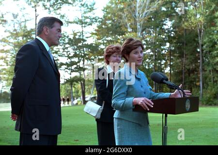 Rejoint Par Pennsylvania Gov. Tom Ridge et Mme Michele Ridge, Mme Laura W. Bush prononce des observations le lundi 17 septembre 2001, à un service commémoratif pour les victimes du vol 93 de United à Central City, en Pennsylvanie photo de Moreen Ishikawa, avec la permission de la bibliothèque présidentielle George W. Bush Banque D'Images