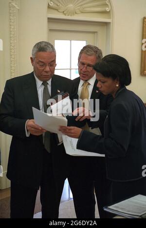 Peu de temps avant de rencontrer le Ministre russe des Affaires étrangères Igor Ivanov, le président George W. Bush donne sur une brève Mercredi, 19 septembre 2001, avec le secrétaire d'Etat Colin Powell et la Conseillère pour la sécurité nationale, le Dr Condoleezza Rice dans le bureau ovale. Photo par Tina Hager, gracieuseté de la George Bush Presidential Library Banque D'Images