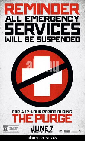 La purge (2013) dirigée par James DeMonaco et mettant en vedette Ethan Hawke, Lena Headey et Max Burkholder. Lors de la purge annuelle où tout crime est légal et où les services d'urgence sont suspendus, une famille est détenue en otage pour offrir un refuge à un vagabond qui est l'intention d'une bande de purgeurs de tuer. Banque D'Images