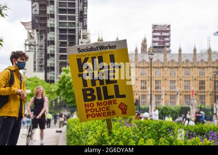 Londres, Royaume-Uni. 05e juillet 2021. Un tuez le écriteau du projet de loi vu pendant la manifestation. Des manifestants se sont rassemblés sur la place du Parlement pour protester contre le projet de loi sur la police, le crime, la peine et les tribunaux, qui, selon beaucoup, conférerait à la police davantage de pouvoirs sur les manifestations au Royaume-Uni. Crédit : SOPA Images Limited/Alamy Live News Banque D'Images