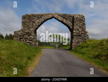 Situé à environ 3 kilomètres de Devil's Bridge près d'Aberystwyth, l'ancienne arche de maçonnerie a été construite par Thomas Johnes de Hafod en 1810 pour marquer le Banque D'Images