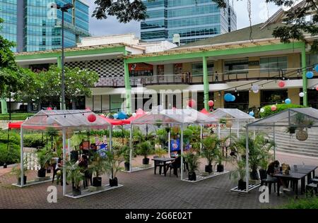 Cebu City, Phil.; 4 juillet 2021 -- des ballons rouges-blancs-bleus décorent un espace de cabine en plein air d'un centre commercial célébrant la Journée de l'amitié philippine-américaine. Banque D'Images