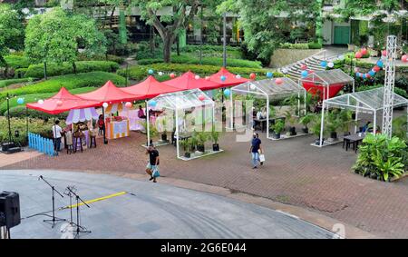 Cebu City, Phil.; 4 juillet 2021 -- des ballons rouges-blancs-bleus décorent un espace de cabine en plein air d'un centre commercial célébrant la Journée de l'amitié philippine-américaine. Banque D'Images